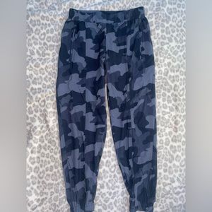 Old navy camo cargo pants in size small.